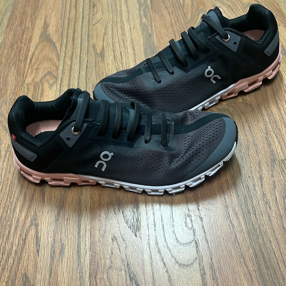 Women’s on cloud tennis shoes size 10